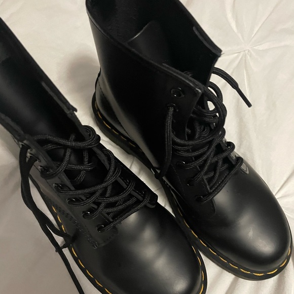Dr Martens boots - Picture 1 of 4